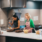 Meghan deslumbra con lujo mientras sirve a mujeres vulnerables