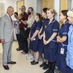 El rey Carlos conmueve al hablar de su lucha contra el cáncer