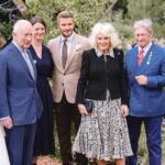 Carlos sorprende junto a Beckham entre gnomos y flores reales