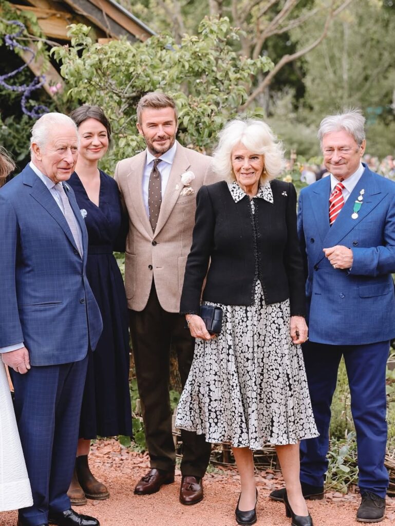 Carlos sorprende junto a Beckham entre gnomos y flores reales
