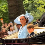 Kate enfrenta abucheos mientras protege a sus hijos