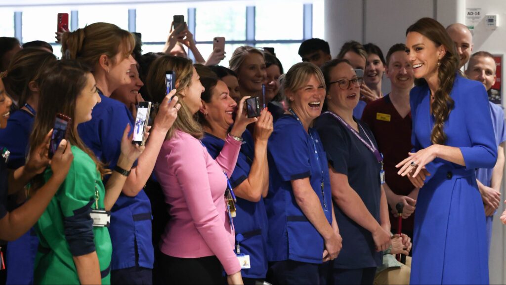 Kate rompe en emoción durante visita hospitalaria