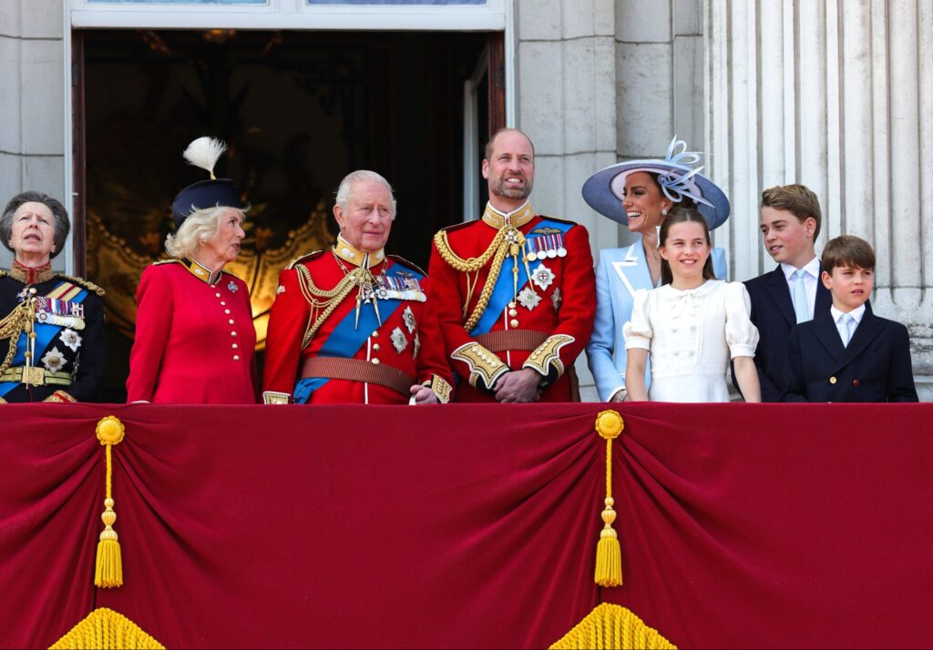 Carlos toma una decisión histórica y deja Buckingham