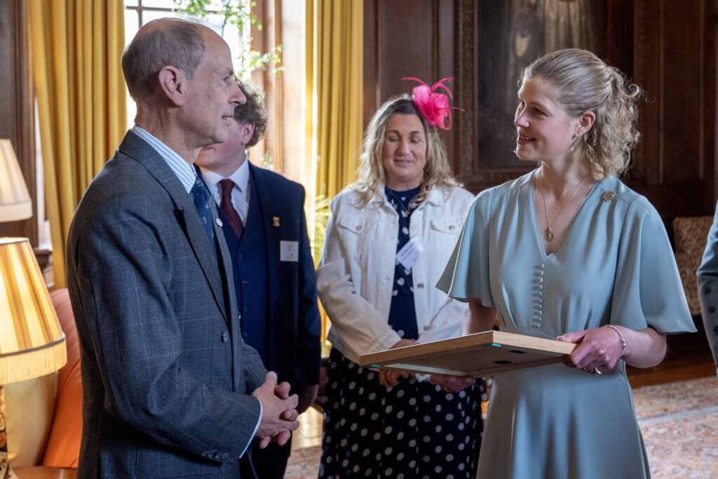 Emotivo momento entre Eduardo y Lady Louise conmueve Escocia
