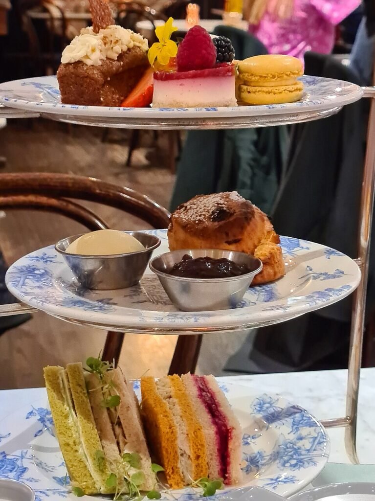 Mesa servida para el afternoon tea británico