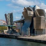 Fachada del Museo Guggenheim de Bilbao, España