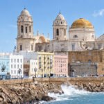 Vista de la catedral y el muelle de Cádiz, en el sur de España