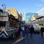 Puestos de comida callejera en el mercado de Camden Lock, Londres