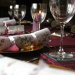Christmas crackers dispuestos sobre una mesa navideña en el Reino Unido