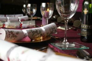 Qué son los Christmas crackers y otras tradiciones navideñas británicas que no existen en Latam