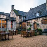 Patio acogedor de piedra en un pueblo de los Cotswolds, Reino Unido