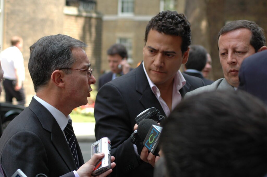 Downing Street: la calle donde vi llegar a Álvaro Uribe a reunirse con Tony Blair, y donde el mundo entero busca las mismas rejas negras