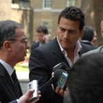 Downing Street: la calle donde vi llegar a Álvaro Uribe a reunirse con Tony Blair, y donde el mundo entero busca las mismas rejas negras