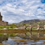 Vista panorámica del castillo de Eilean Donan en las Tierras Altas de Escocia