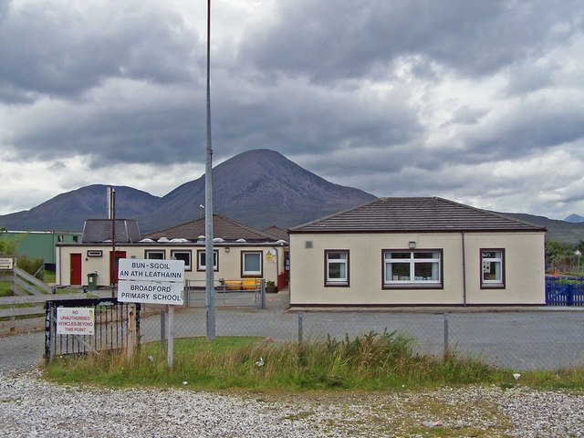 Fachada de una escuela primaria británica