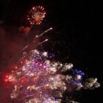 Fuegos artificiales de fin de año iluminando el río Támesis en Londres