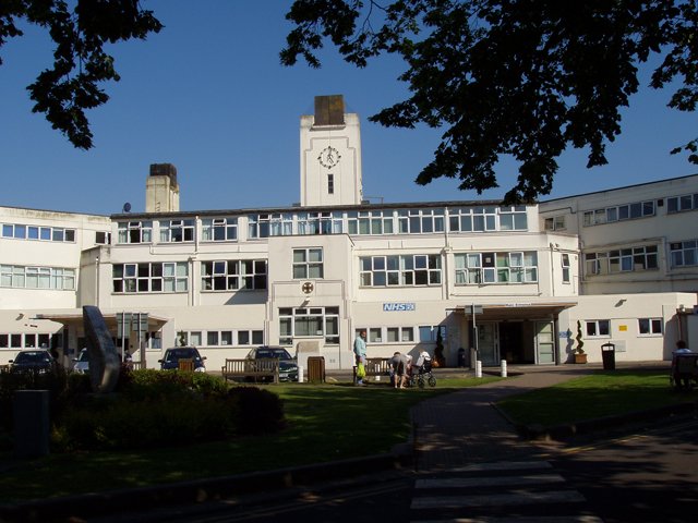 Cómo funciona el NHS para residentes y turistas latinos en el Reino Unido