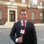 Orlando Mancini frente a la entrada del Ala Lindo, St Mary's Hospital, Paddington, Londres.