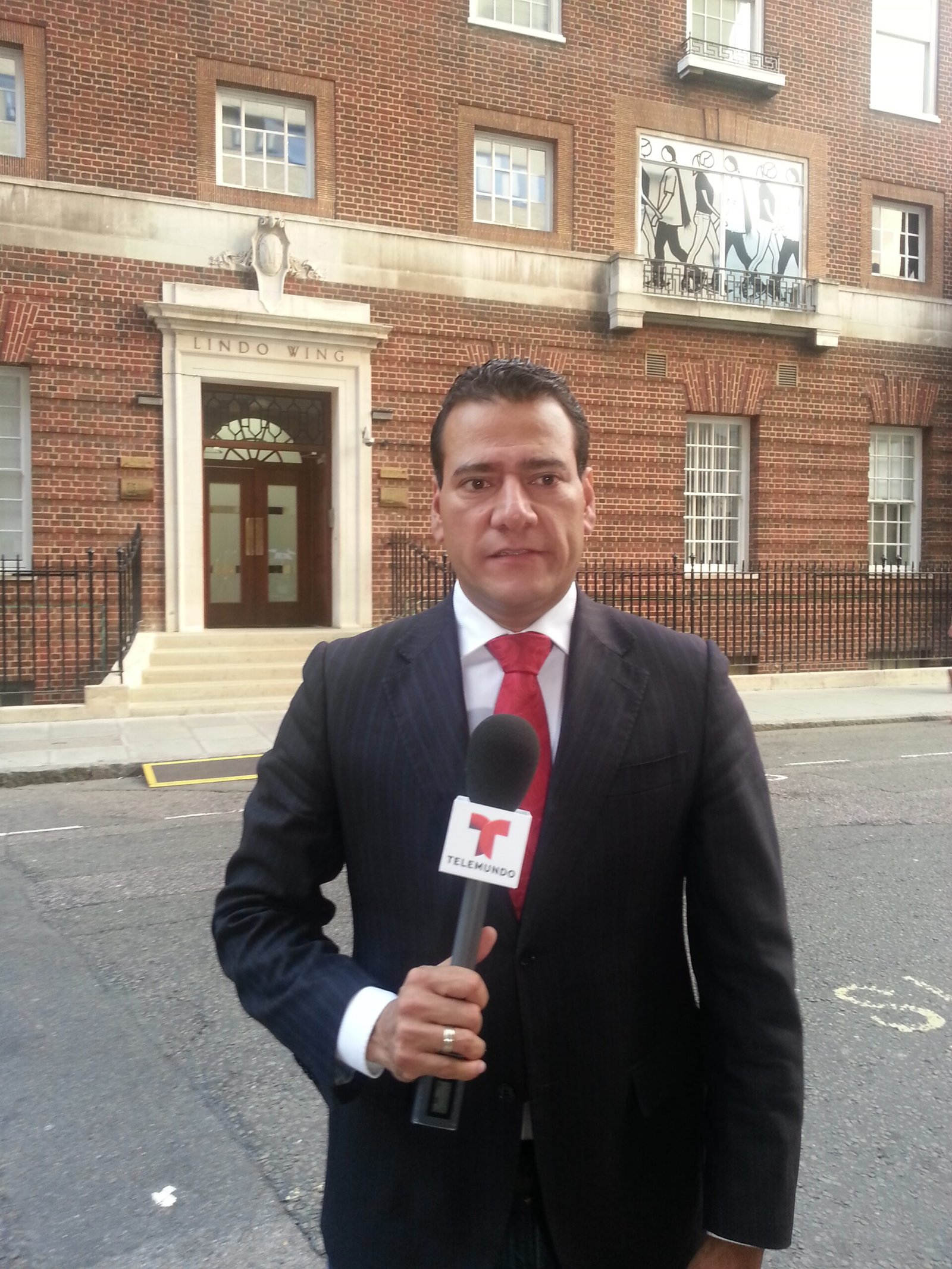 Orlando Mancini frente a la entrada del Ala Lindo, St Mary's Hospital, Paddington, Londres.