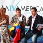 Orlando Mancini con la comunidad latina en un evento de LatvAmerica en Londres, con banderas latinoamericanas.