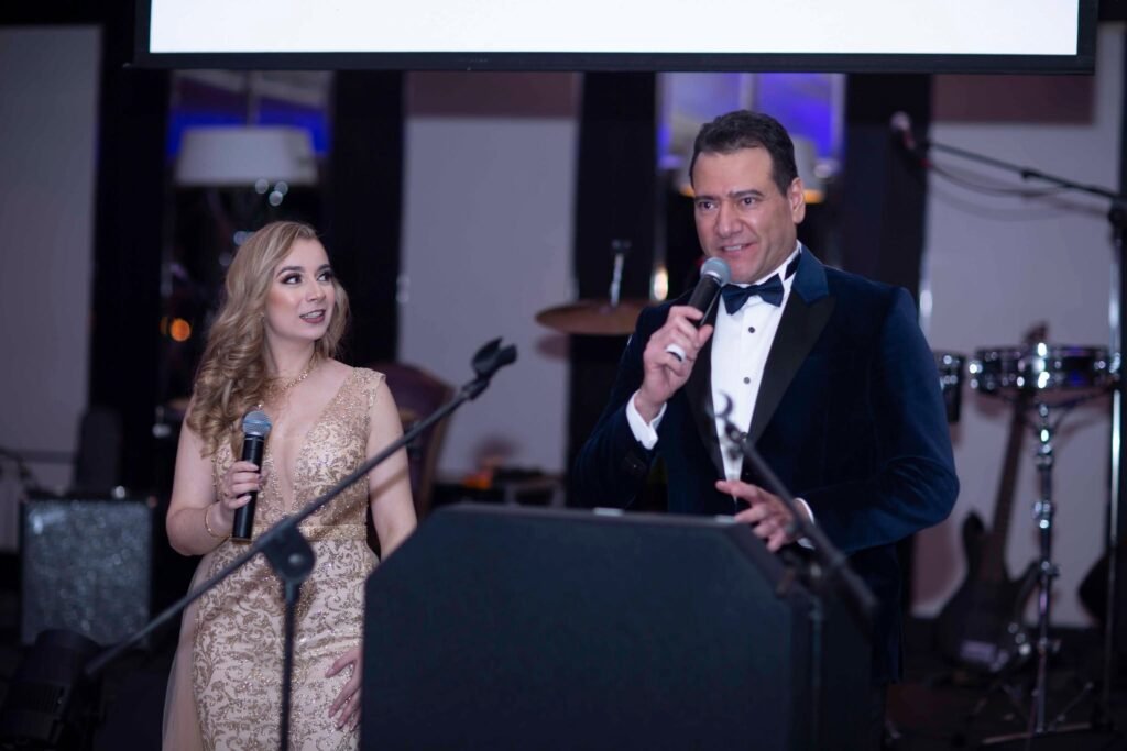 Orlando Mancini como presentador en una gala benéfica de reconocimiento a la comunidad latina en Londres.