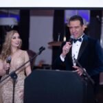 Orlando Mancini como presentador en una gala benéfica de reconocimiento a la comunidad latina en Londres.