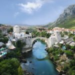 Panorámica del casco antiguo de Mostar, Bosnia y Herzegovina, con su famoso puente