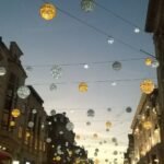 Luces navideñas iluminando Oxford Street en Londres