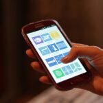 Persona usando un smartphone Android