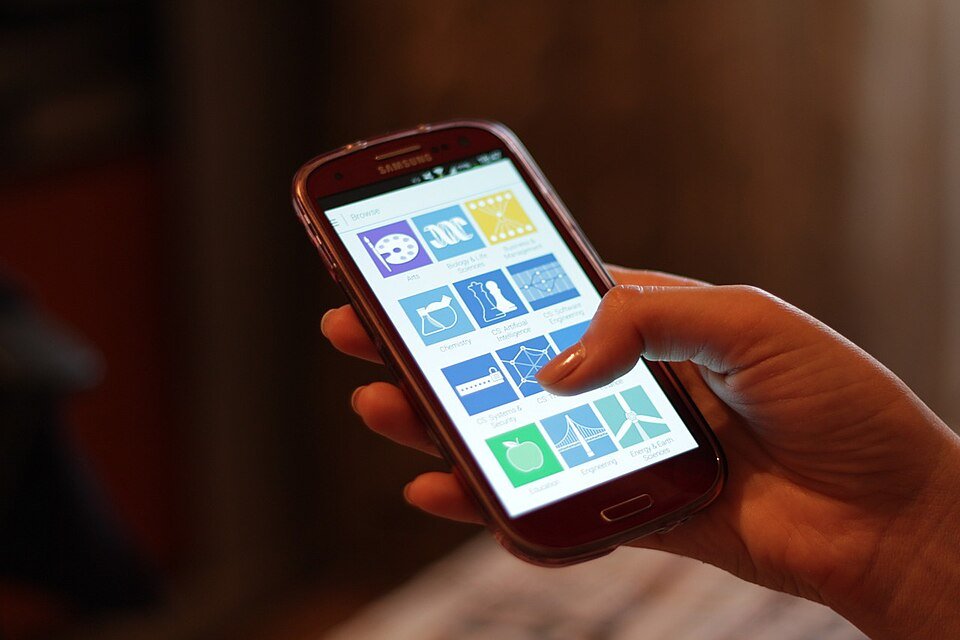Persona usando un smartphone Android