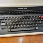 Primer plano del teclado de una máquina de escribir