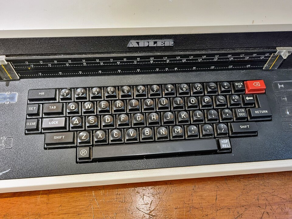 Primer plano del teclado de una máquina de escribir
