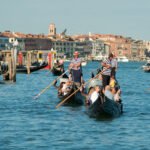 Góndolas tradicionales navegando el Gran Canal de Venecia