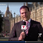 Orlando Mancini con micrófono de Telemundo frente al Parlamento británico