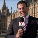 Orlando Mancini con micrófono de Telemundo frente al Parlamento británico