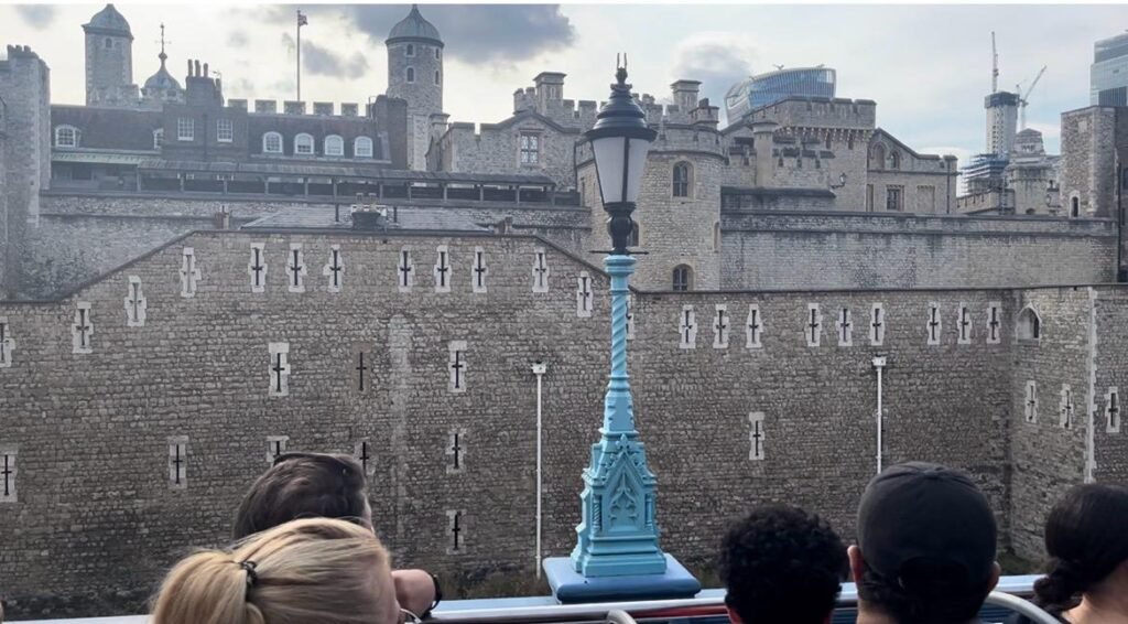 Murallas de la Torre de Londres vistas desde un autobús turístico