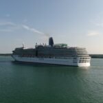 Crucero amarrado en la terminal oceánica de Southampton
