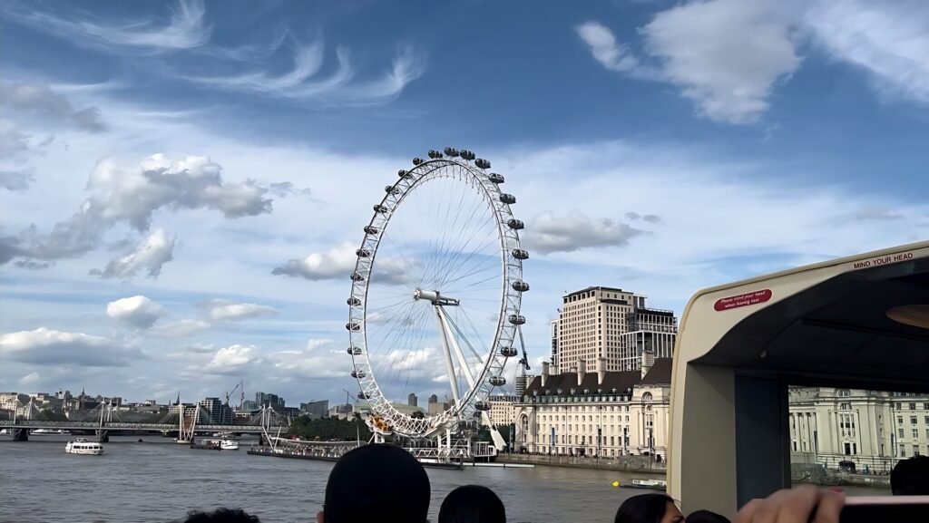El London Eye visto desde un barco en el Támesis