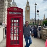 Orlando Mancini junto a una cabina telefónica roja con el Big Ben al fondo, en Westminster