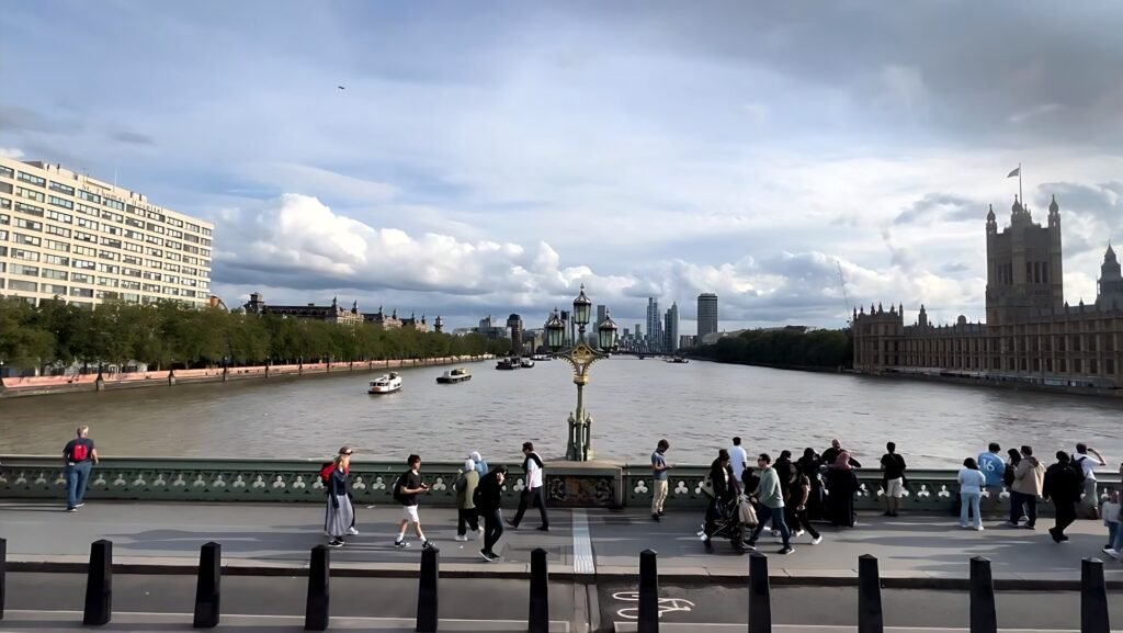 El Támesis desde el puente de Westminster, con el Parlamento a la derecha