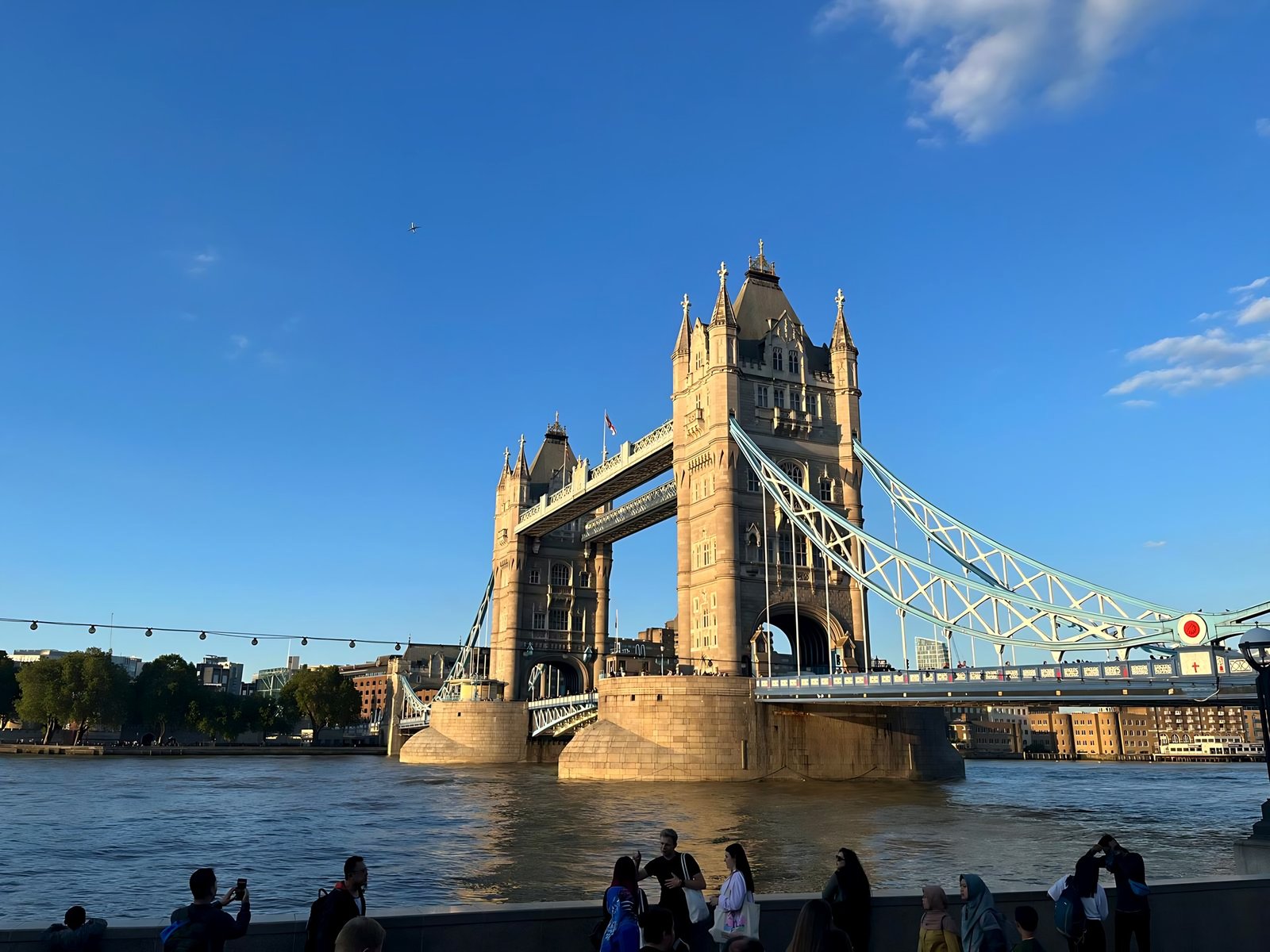 Tower Bridge al atardecer desde la orilla del Támesis